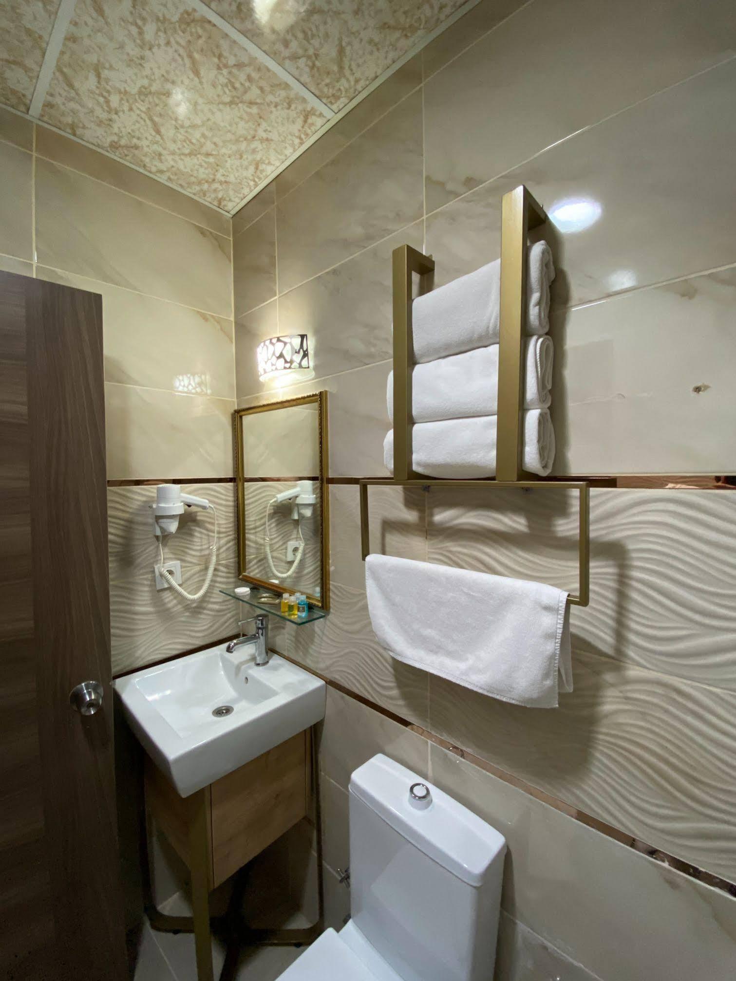 Fly And Stay Airport Hotel Istanbul Bagian luar foto