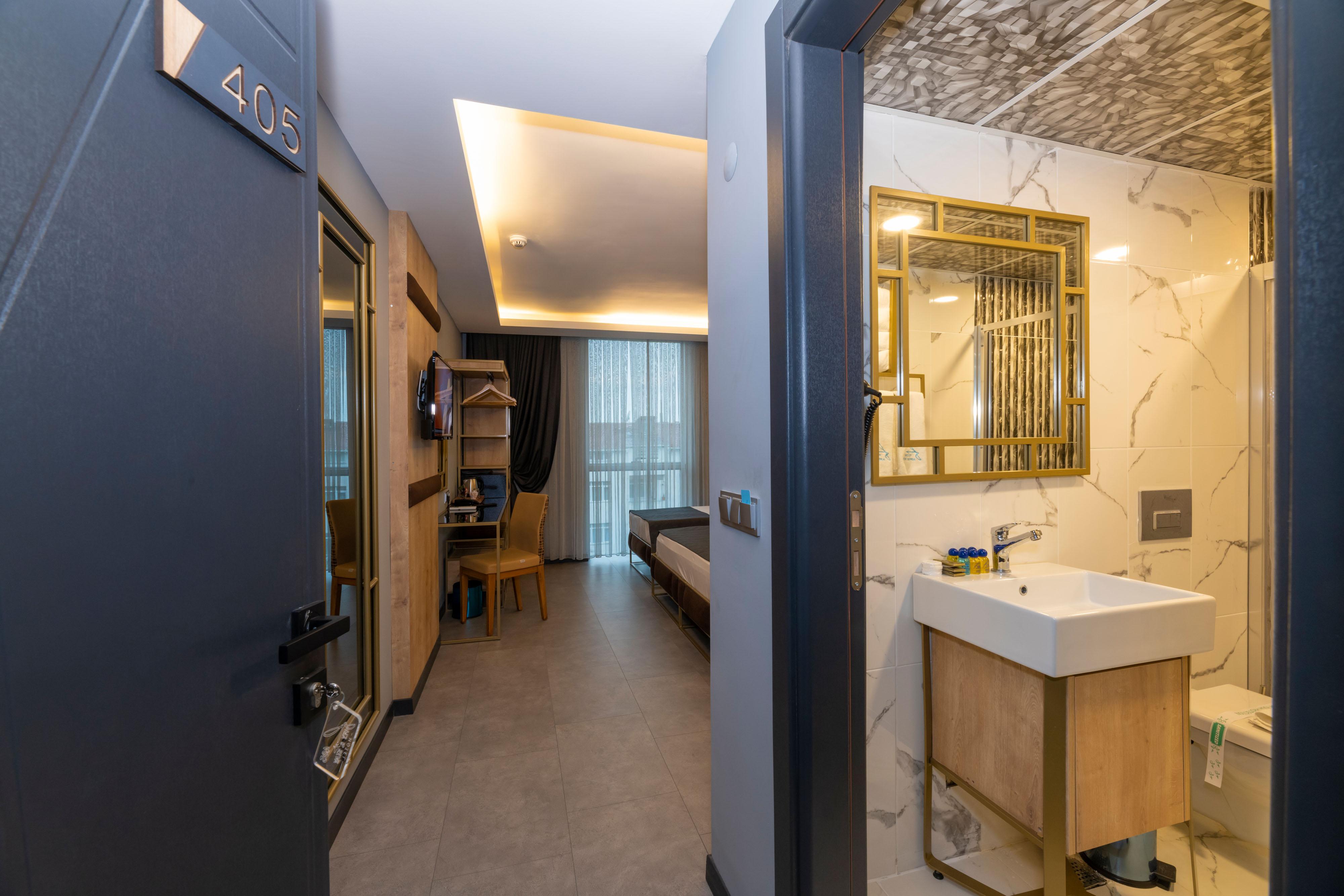 Fly And Stay Airport Hotel Istanbul Bagian luar foto