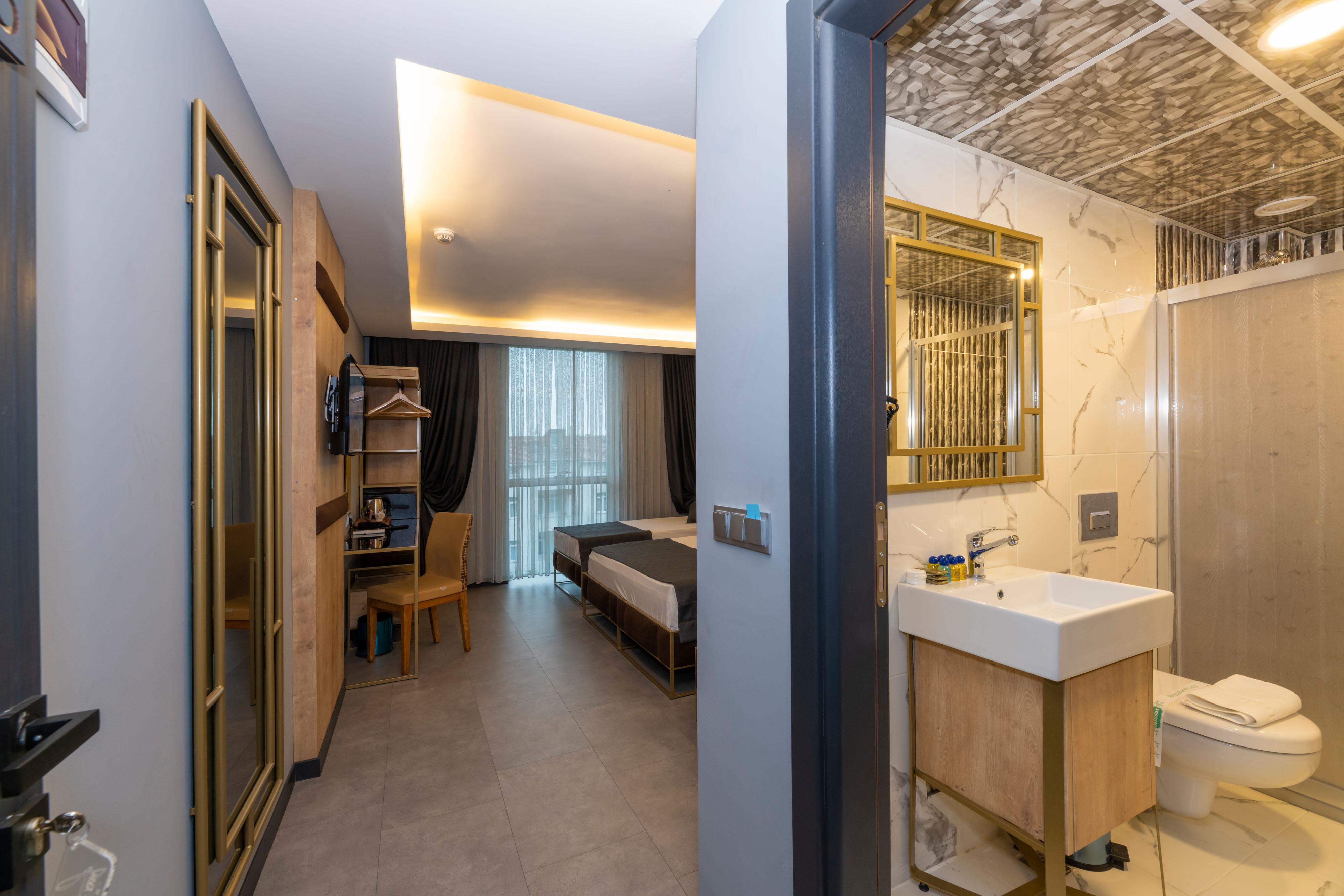 Fly And Stay Airport Hotel Istanbul Bagian luar foto